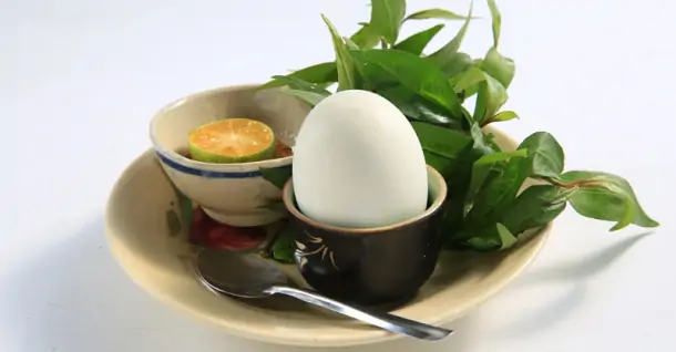 Ăn trứng vịt lộn xả xui được không? Mẹo ăn trứng vịt lộn xả xui “chuẩn bài”