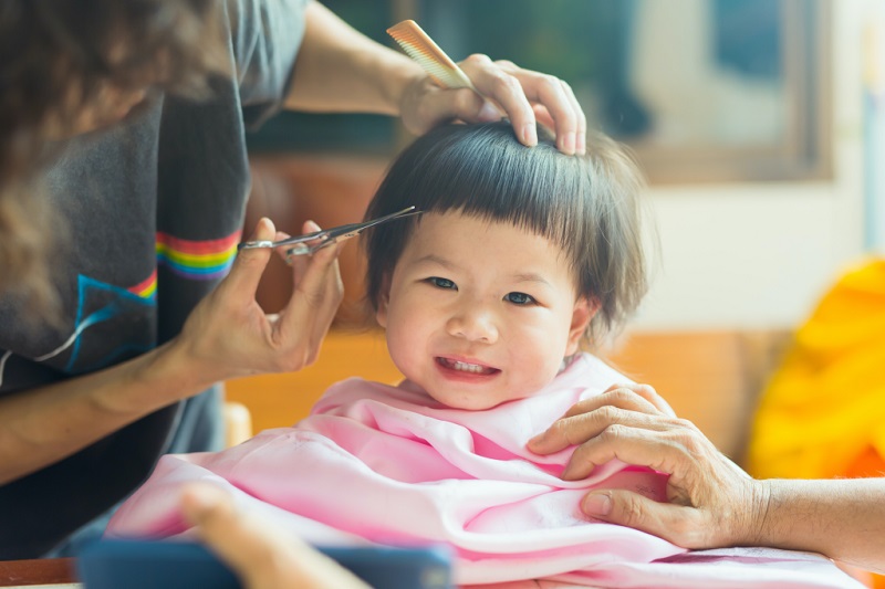 Nên cắt tóc ngày nào thì tốt cho trẻ?