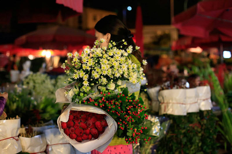 Chợ hoa Tết họp ban đêm Quảng Bá ở Hà Nội
