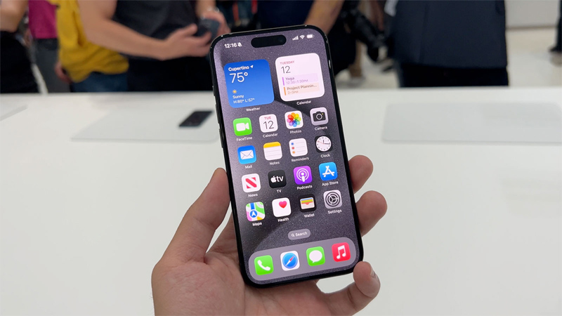 iPhone 15 Pro Max là điện thoại màn hình to nên mua 2024
