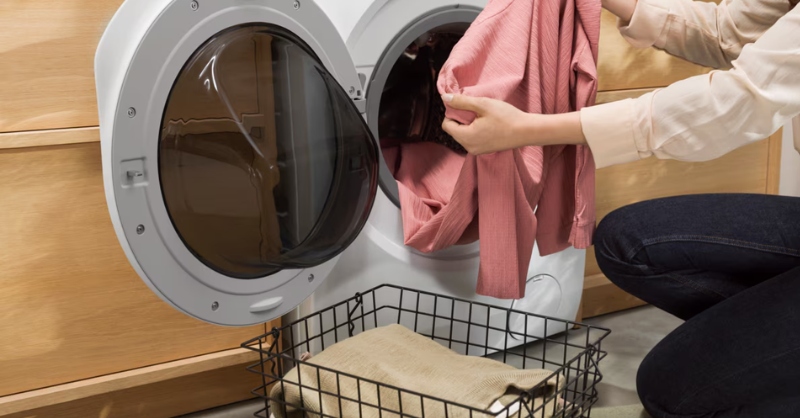 Phân loại quần áo theo chất liệu và màu sắc trước khi cho vào máy sấy Electrolux