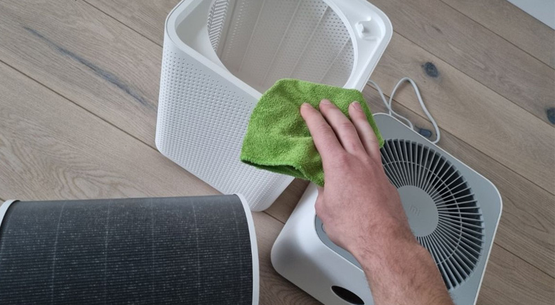 Dùng khăn mềm hơi ẩm lau sạch vỏ máy lọc không khí