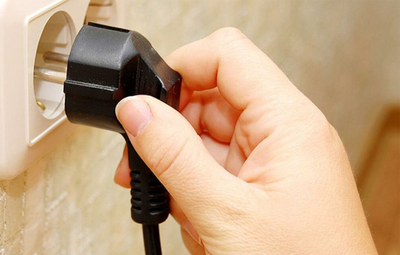 Ngắt nguồn điện và khóa van nước cấp của máy lọc nước