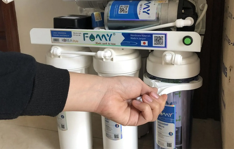 Sau khi ngắt nguồn điện, tiến hành tháo rời các bộ phận máy lọc nước