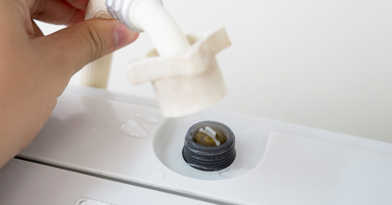 Kiểm tra và vệ sinh lưới lọc nước để khắc phục lỗi E5