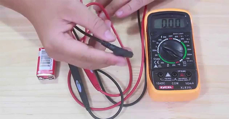 Sử dụng đồng hồ vạn năng để đo điện trở của cuộn dây 
