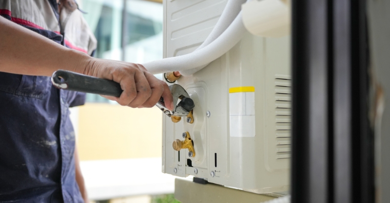 Hãy liên hệ với thợ điện lạnh uy tín để được hỗ trợ để vệ sinh máy lạnh