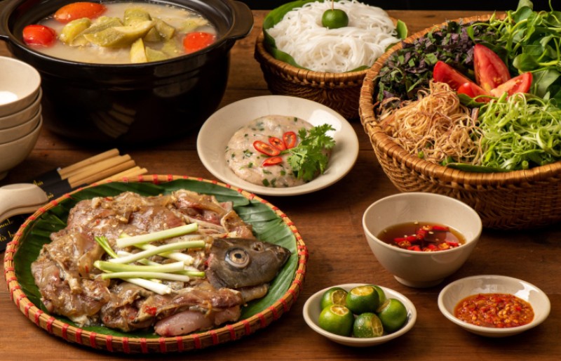 Lẩu cá chép giòn nhúng mẻ ấm cúng