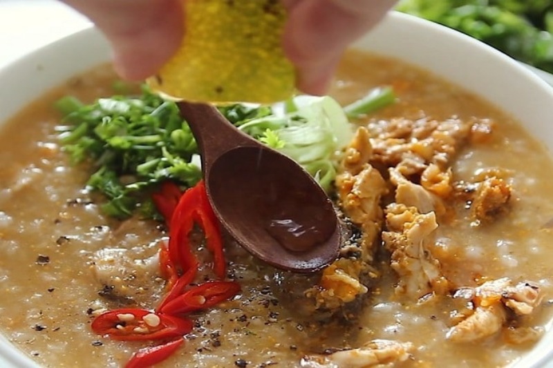 Cháo cá chép giòn dinh dưỡng, thơm ngon