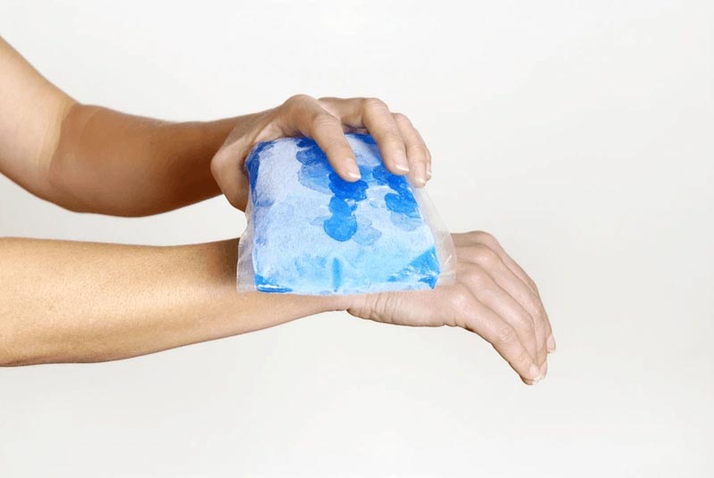 Chườm đá lạnh làm giảm đau cổ tay