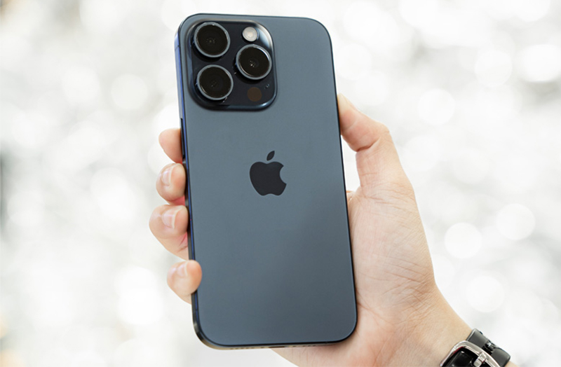 Điện thoại iPhone 15 Pro màu titan xanh thích hợp với người mệnh Thủy