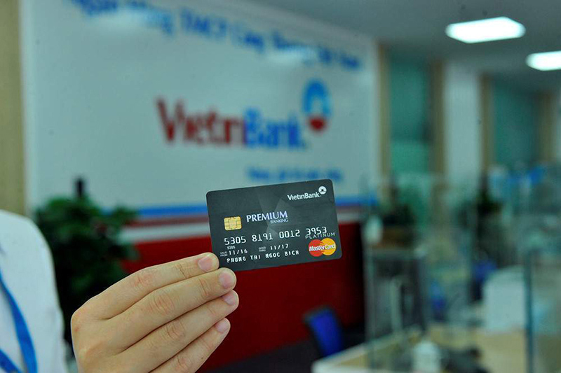 Mở thẻ đen Vietinbank trực tiếp tại quầy giao dịch