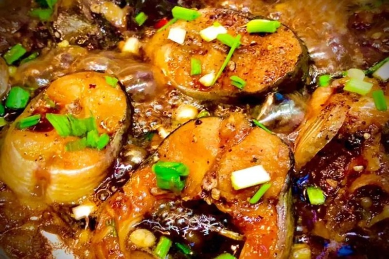 Cá lăng kho tiêu cay nồng đậm đà