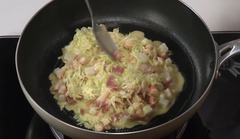 Chiên bánh xèo cho vàng hai mặt