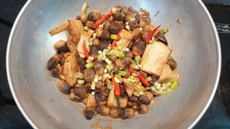 Củ hủ dừa kho nấm là món chay thanh nhẹ