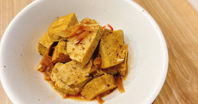 Củ hủ dừa kho riềng thơm ấm, tiêu xay cay nhẹ