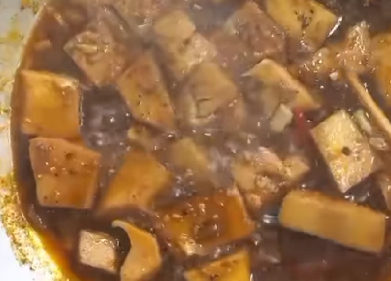 Củ hủ dừa kho rệu với màu sắc bắt mắt