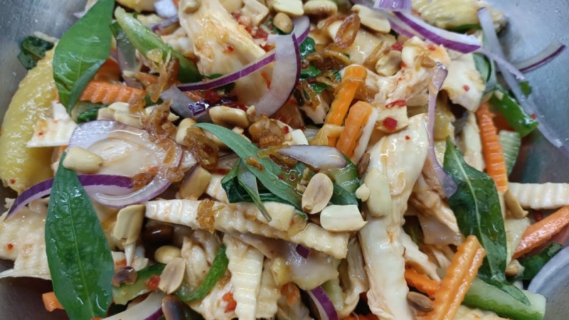 Gỏi củ hủ dừa thịt gà với hương vị hài hòa