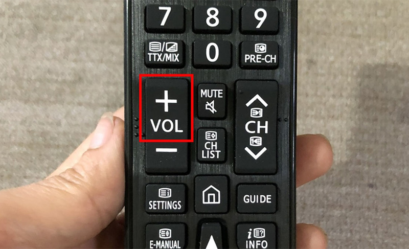 Nhấn và giữ phím “Volume Up” (tăng âm lượng) trên remote Samsung