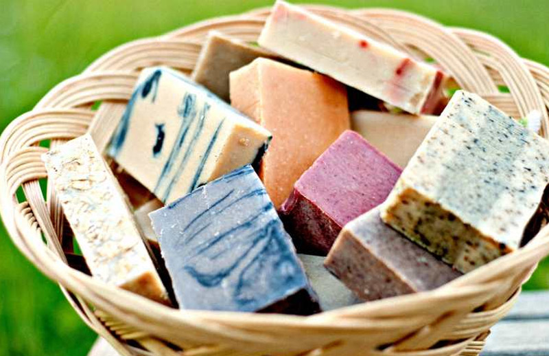 Dùng bọt xà phòng để kiểm tra gas tủ lạnh