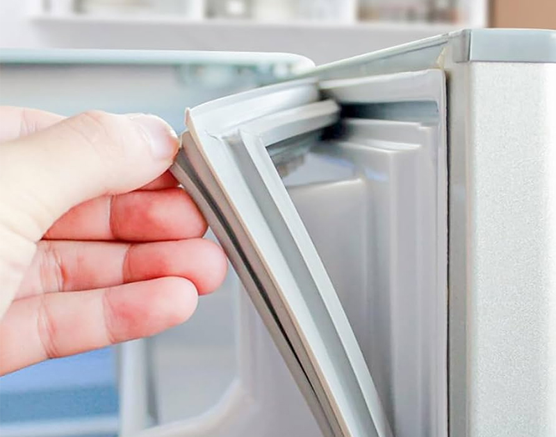 Tháo gioăng cũ khỏi cửa tủ