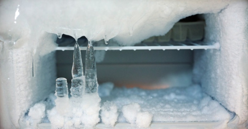 Nếu tủ lạnh hết gas, dàn lạnh sẽ không thể đạt đủ nhiệt độ để đóng tuyết