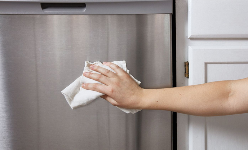 Vệ sinh và làm khô tủ lạnh hoàn toàn