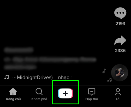 Bạn nhấn vào dấu cộng để chuyển sang chế độ quay phim trên ứng dụng TikTok.