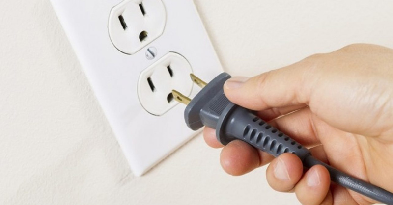 Ngắt nguồn điện để đảm bảo an toàn khi nồi lẩu điện xảy ra sự cố