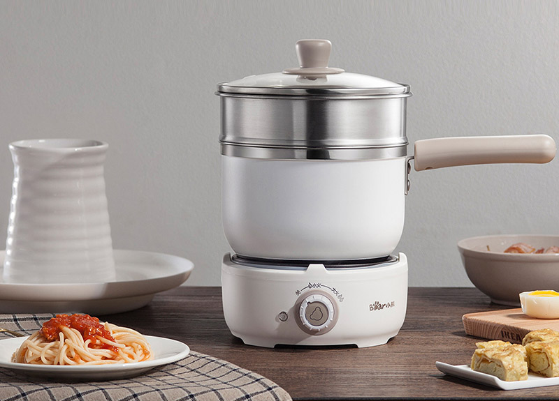 Quan sát lòng nồi, kiểm tra dây điện của nồi lẩu điện Bear