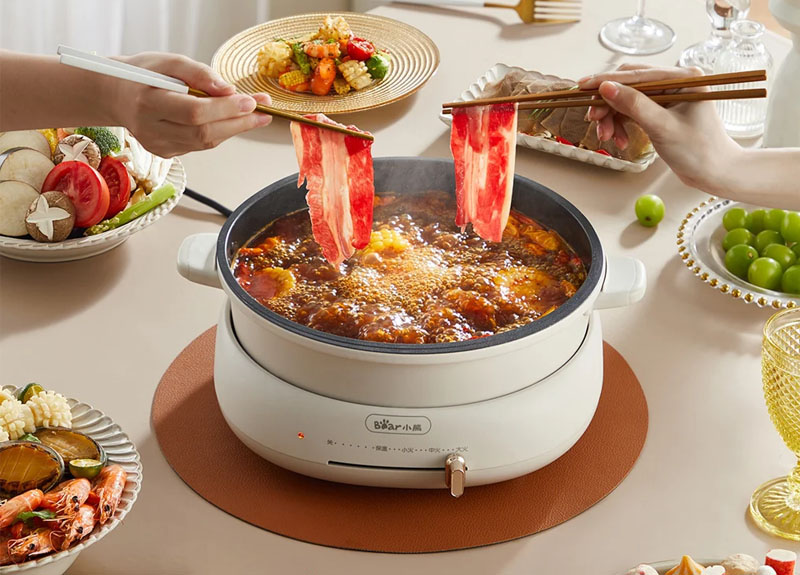 Thêm gia vị và thưởng thức món lẩu khi đã nấu xong