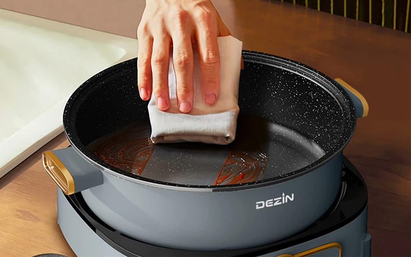 Lau sạch đáy nồi và mâm nhiệt của nồi lẩu điện sau mỗi lần sử dụng