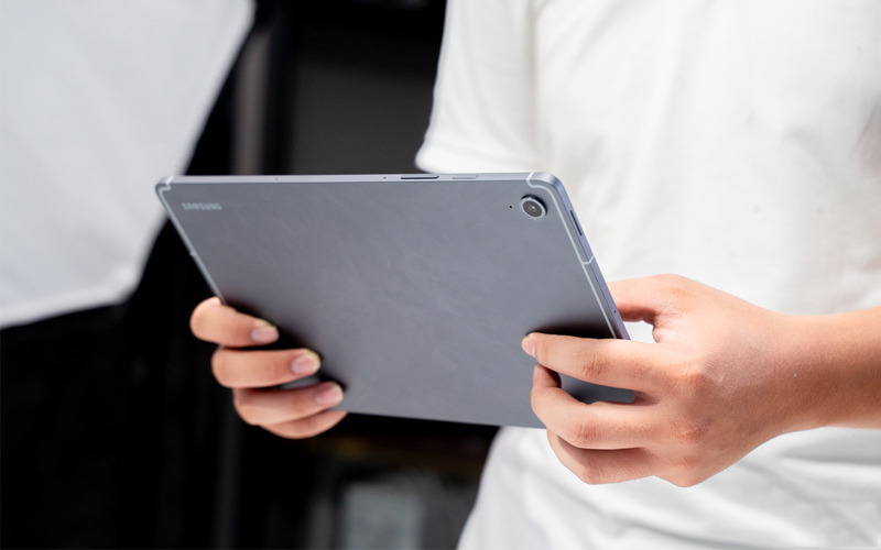 Galaxy Tab S10 FE mỏng nhẹ hơn phiên bản tiền nhiệm