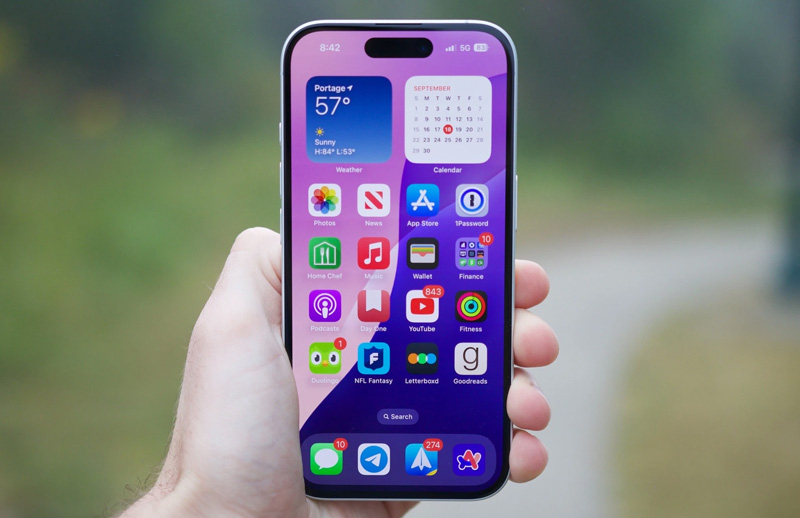 Giao diện màn hình chính iPhone 17 với màn hình Super Retina XDR OLED