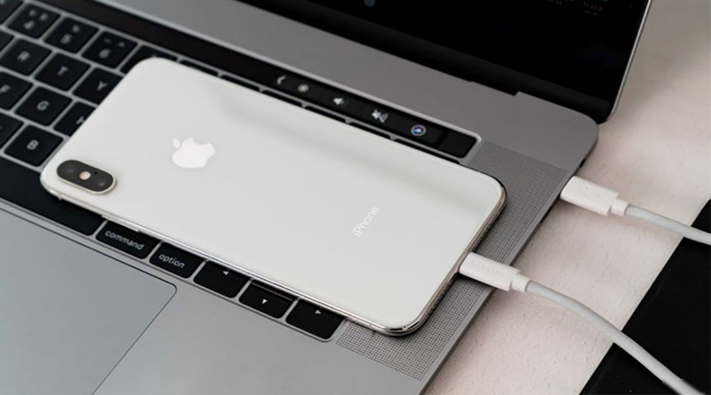 Dùng dây cáp để kết nối iPhone với máy tính