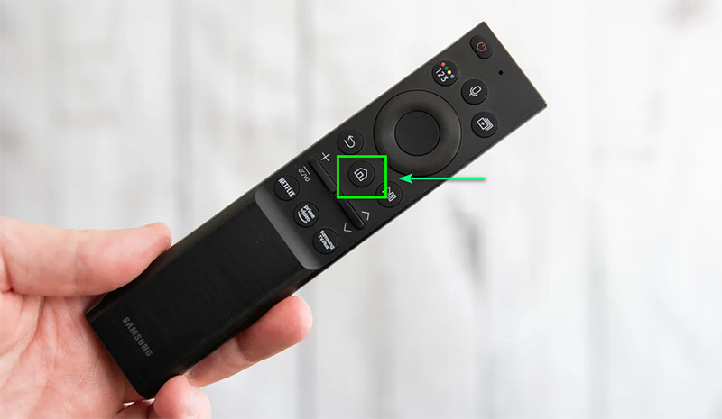 Nhấn nút HOME trên remote điều khiển TV Samsung