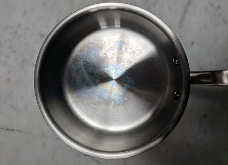 Hiện tượng màu cầu vồng trên nồi chảo inox do nhiều nguyên nhân