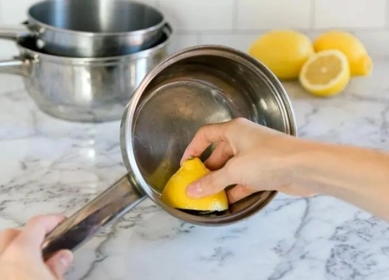Pha loãng giấm trắng hoặc nước cốt chanh để làm sạch màu cầu vồng