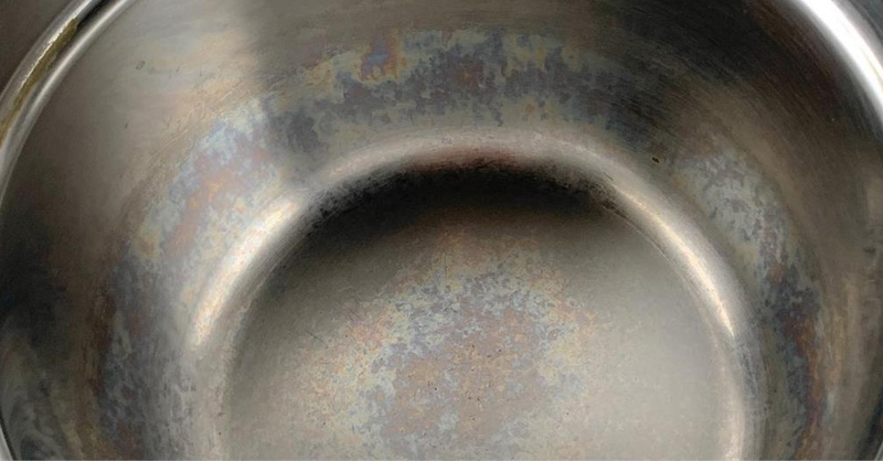 Màu cầu vồng trên nồi chảo inox là hiện tượng vật lý và không có độc