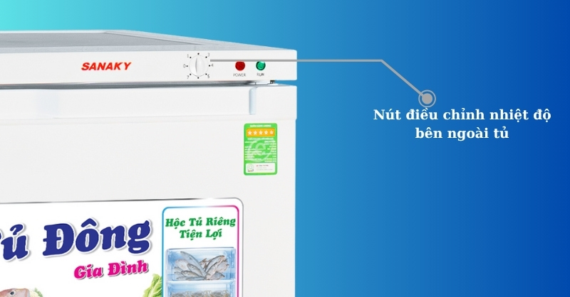 Nút điều chỉnh nhiệt bên ngoài cửa tủ đông đứng