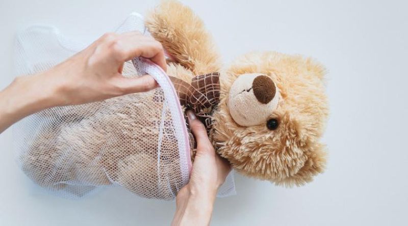 Bạn nên cho gấu bông vào túi giặt chuyên dụng để tránh bị rách và mất form