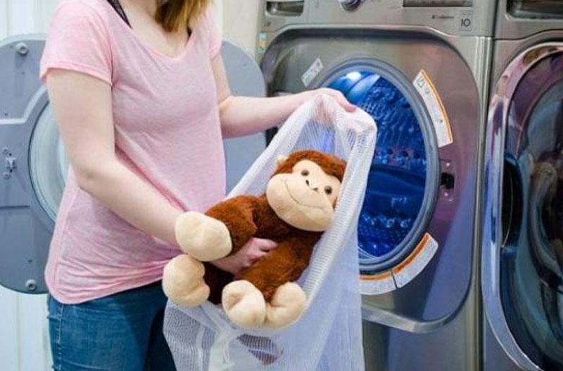 Bạn nên giặt gấu bông theo chu trình riêng, hạn chế giặt chung với quần áo