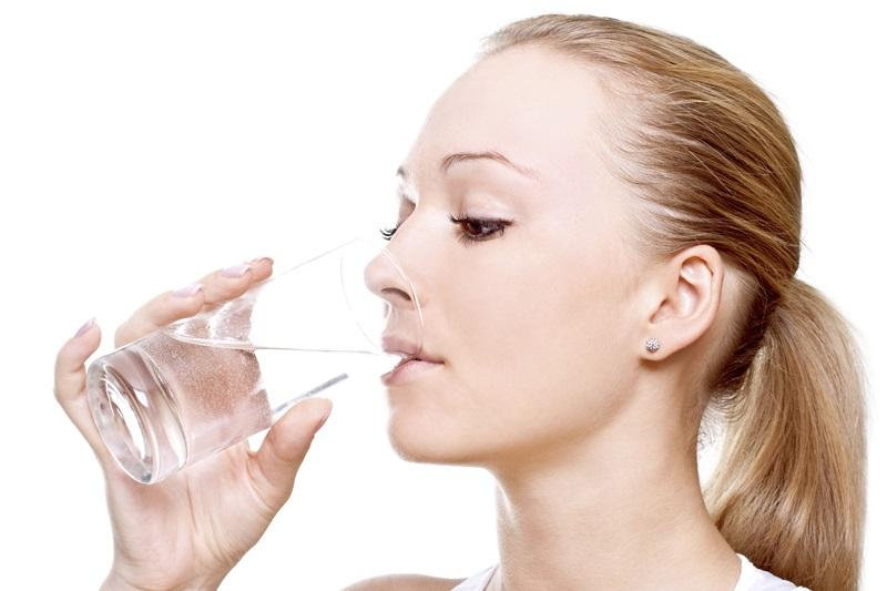 Bạn nên uống nước vào thời điểm xế chiều