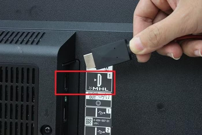 Sử dụng cáp HDMI là cách chiếu màn hình điện thoại lên tivi cơ bản và đơn giản