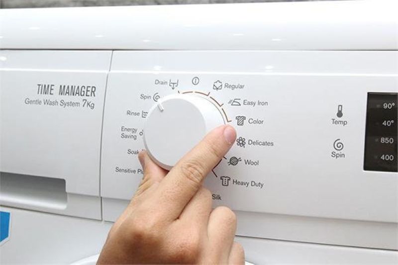 Hãy chọn chế độ giặt có chu kì nhẹ nhàng cùng với chế độ nước lạnh để làm giảm nguy cơ hư hại thú bông