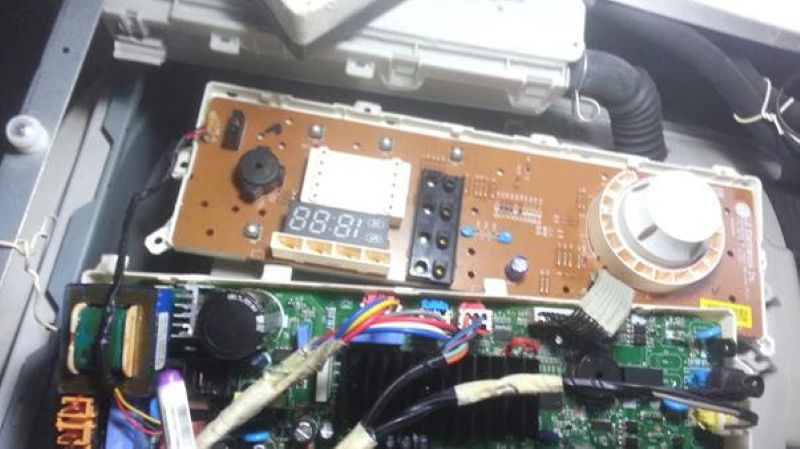 Hư board mạch là nguyên nhân gây ra lỗi OE ở máy giặt LG