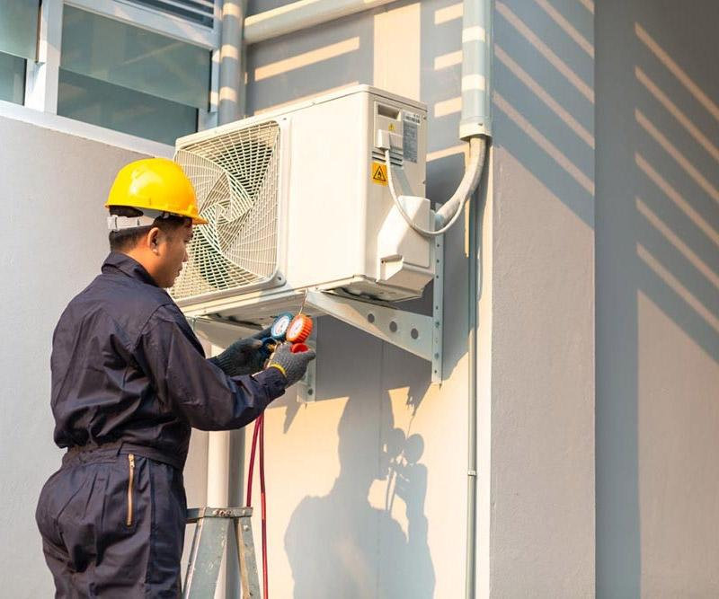 Kỹ thuật viên hỗ trợ kiểm tra và khắc phục lỗi P3 điều hòa Casper