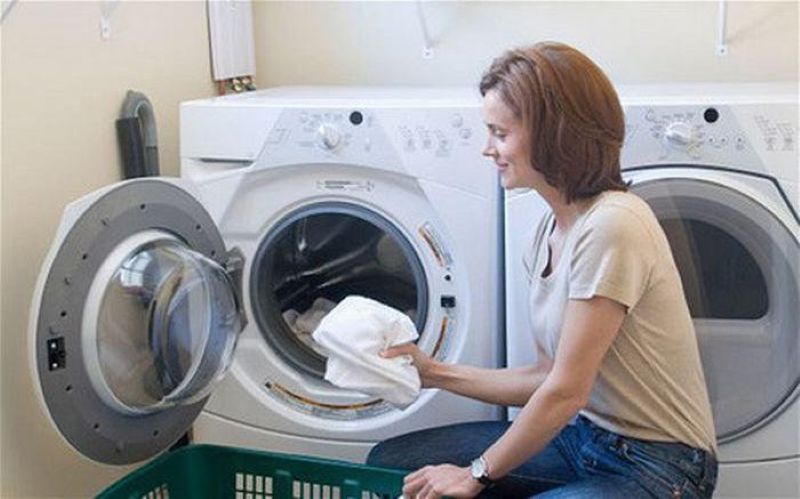 Lồng giặt là nơi thường xuyên phải tiếp xúc với quần áo bẩn hàng ngày