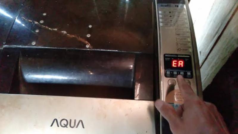 Máy giặt Aqua hiện mã lỗi EA trên màn hinh