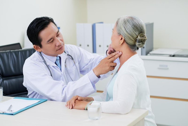 Người cao tuổi có bệnh nền không nên uống nước ion kiềm